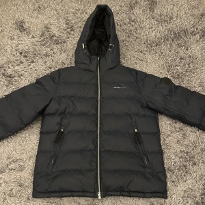 Gant Vinterjacka - Marinblå Gant vinterjacka. Använd fåtal gånger. Inga skador eller defekter. Storlek M. Perfekt vinterjacka. Priset kan diskuteras vid snabb affär. 