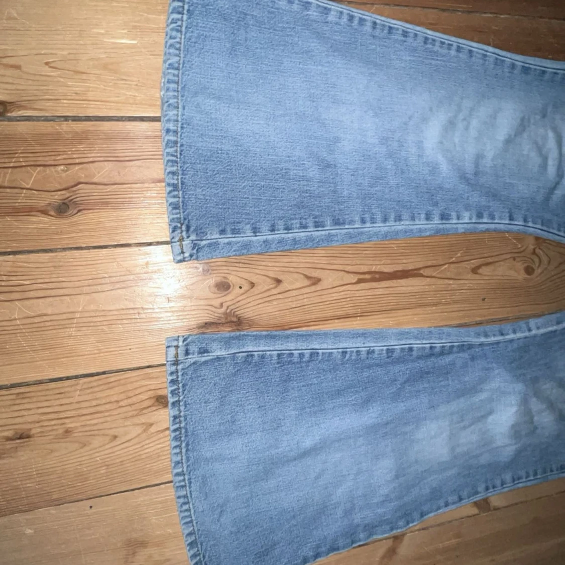 Blå bootcut jeans lågmidjade  - 90