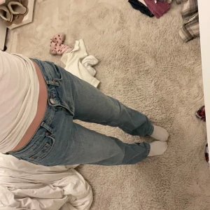 Blå jeans från Perfect Jeans  - Säljer ett par klassiska blå jeans från Perfect Jeans. Köpta för rätt långe sen men har inte andvänt dom speciellt mycket. Jätte bar skick, storlek 34. Säljer billigt mest för att jag vill helt enkelt inte ha dom 