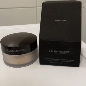 Puder Translucent från Laura Mercier - Aldrig använd/provad då jag fick en annan. Ska minska synligheten av porer och passar alla hudtyper - väldigt populär!! 