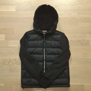 Tommy Hilfiger cardigan - Säljer denna snygga Tommy Hilfiger cardigen i storlek XS. Den är i väldigt bra skick och är använd ett fåtal gånger. Om du har andra frågor är det bara att skicka ett prisförslag ✅️