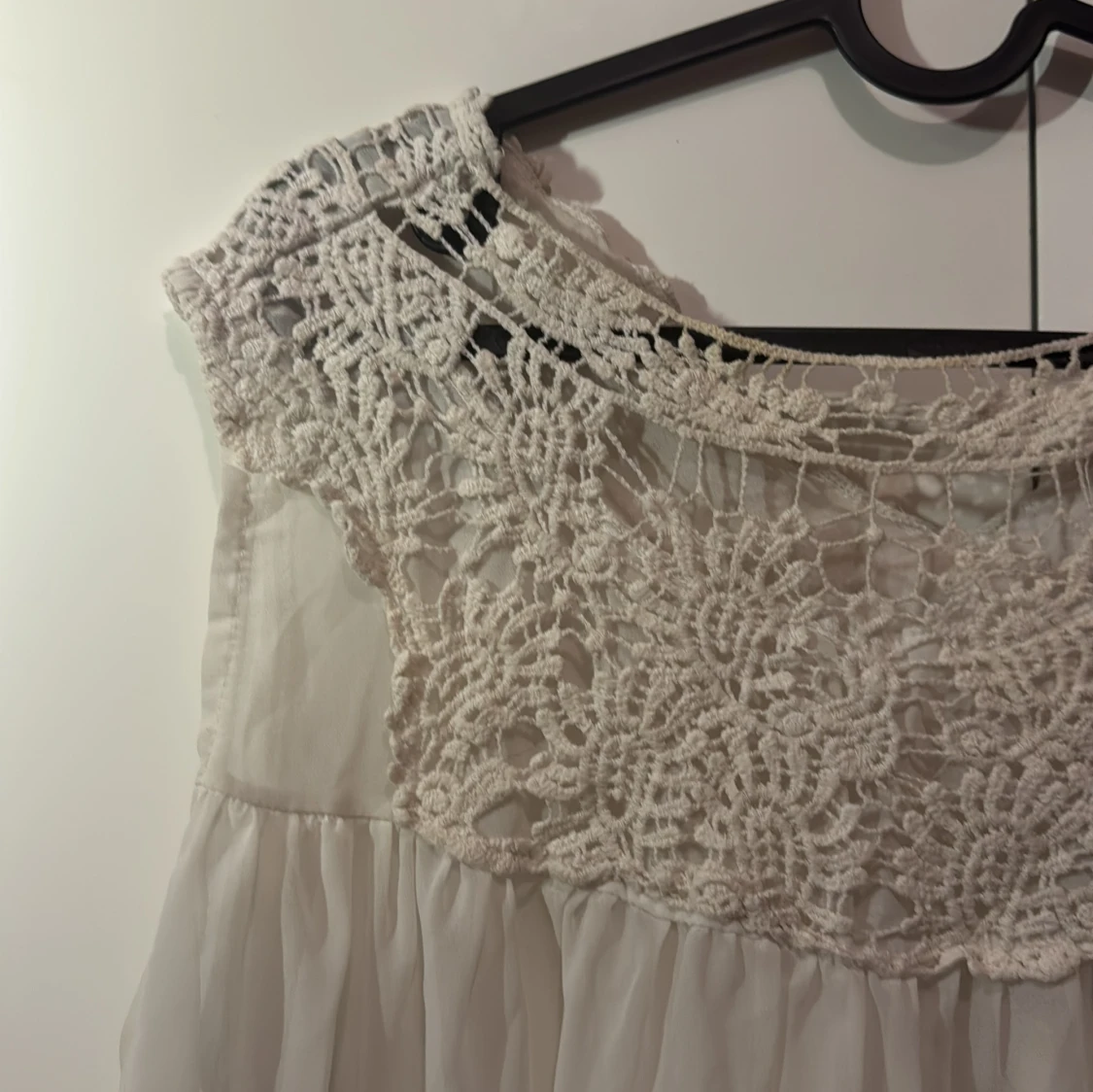 Vit ärmlös blus med spetsdetaljer - 90