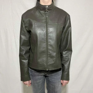 Grön skinnjacka  - Snygg grön skinnjacka, storlek L men passar S/M🌍