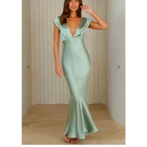 Ljusgrön balklänning - Säljer denna fina balklänning/långklänning från Hello Molly. Säljer pga att jag köpte två olika storlekar och den andra passade bättre. Storlek L men skulle säga att den sitter mer som en M. Aldrig använd och lappen sitter kvar, den är endast testad en gång. Skriv för fler bilder och bild på🩷