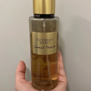 Victorias secret body mist❤️ - Säljer min victorias secret body mist i coconut passion som är den perfekta blandningen mellan vanilj och kokosnöt🤍