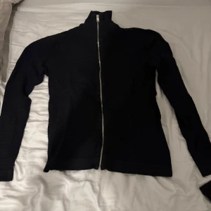 Svart zip - Mycket fin zip hoodie som är svart i fint material och en silver kedja. Pris kan diskuteras, övriga frågor är bara o ställa!