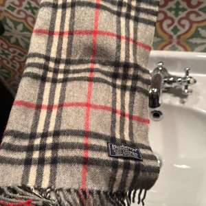 Burberry halsduk  - Supersnygg halsduk från burberry! Galet snygg och unik färg från burberry i 100% Cahsmere och min personliga favorit av de jag säljer🙌🏼 sjukt mjuk och varm! Helt perfekt skick-som ny! nypris ligger på ca 5k, mitt pris: 999kr