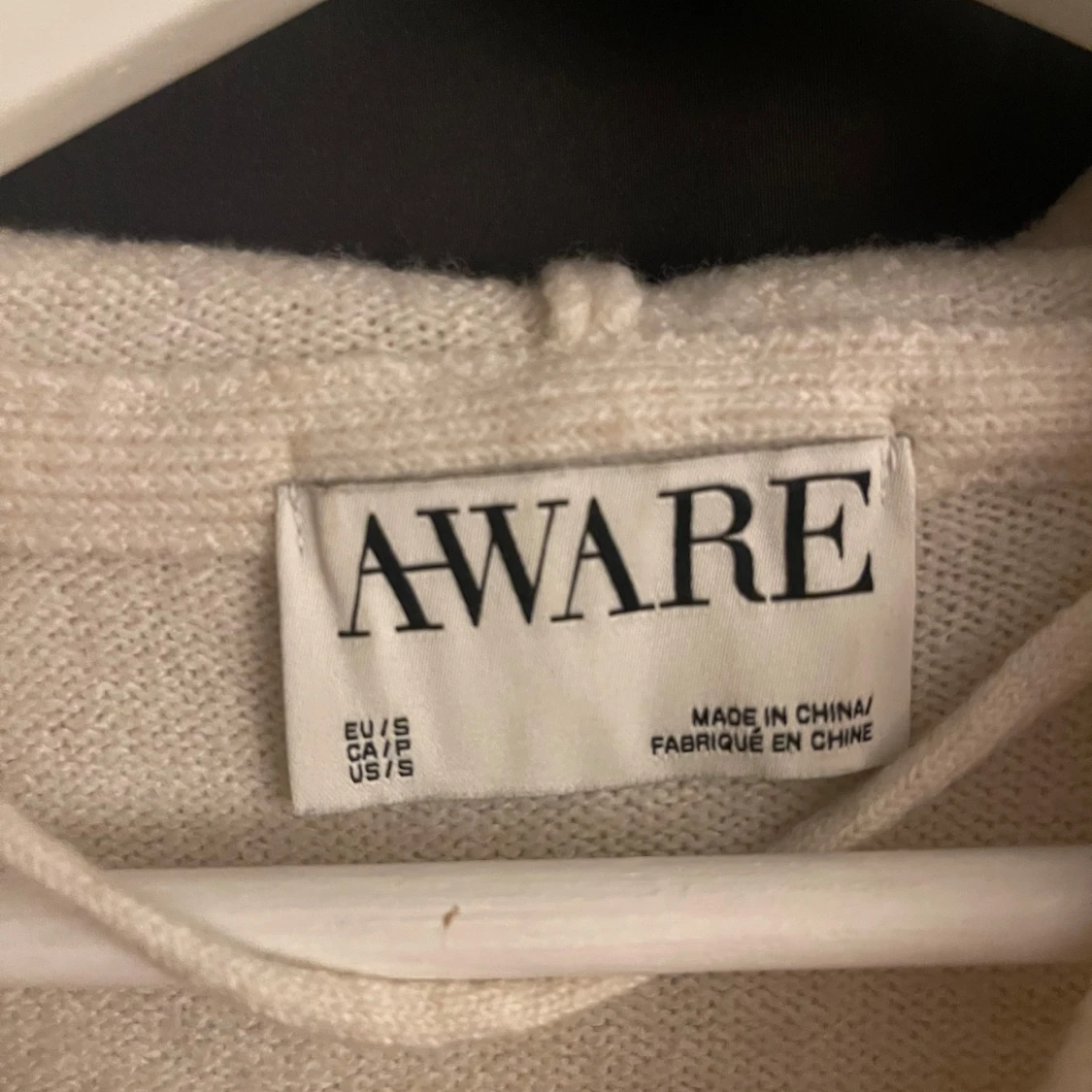 Vit stickad hoodie från Aware - 91