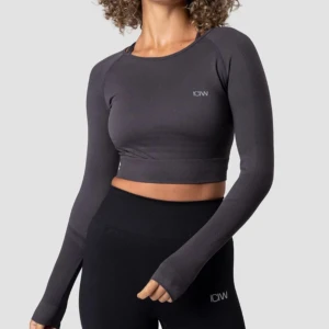 Mörkgrå croppad träningströja från ICANIWILL - Snygg och funktionell mörkgrå croppad träningströja från ICANIWILL. Tröjan har långa ärmar och en tight passform, perfekt för träning. Den är tillverkad i ett stretchigt material som ger bra rörelsefrihet. Nypris 400kr