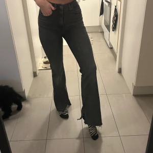 Gråa jeans - Snygga gråa jeans med hög midja. Perfekta för en trendig look med en skön passform. De har en klassisk design med fem fickor och dragkedja. Det är väldigt stretchiga och endast använda 3 gånger. Som nya!