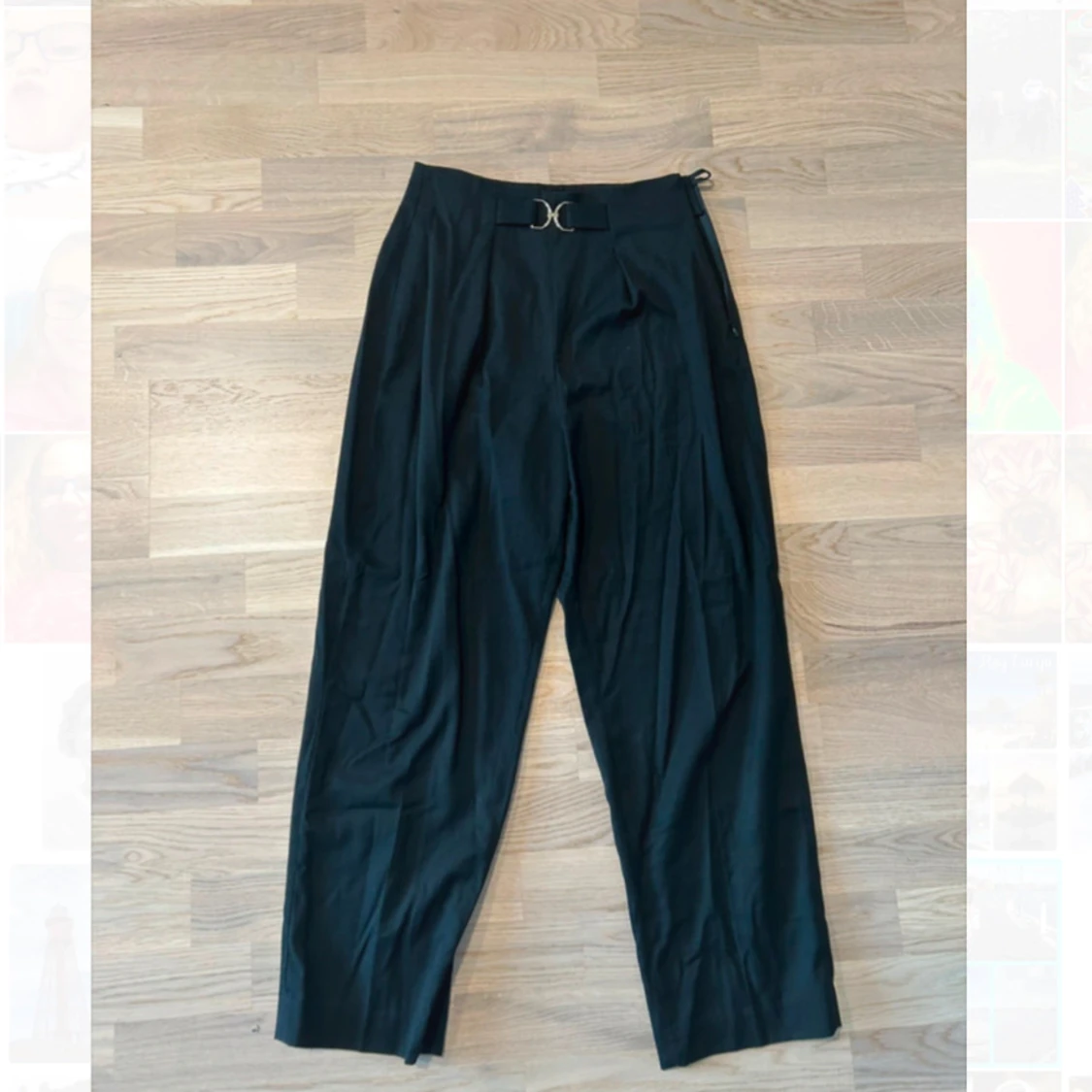 Svarta kostymbyxor med bälte