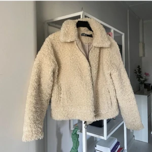 Teddy jacka - Säljer min Teddy jacka den zara då jag har en annan som jag använder mer, den är i bra skick💞