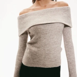 Beige offshoulder tröja - Beige stickad offshouldeer tröja. Knappt använd. Storlek S men passar även XS. Säg till om du vill ha bilder med den på💕