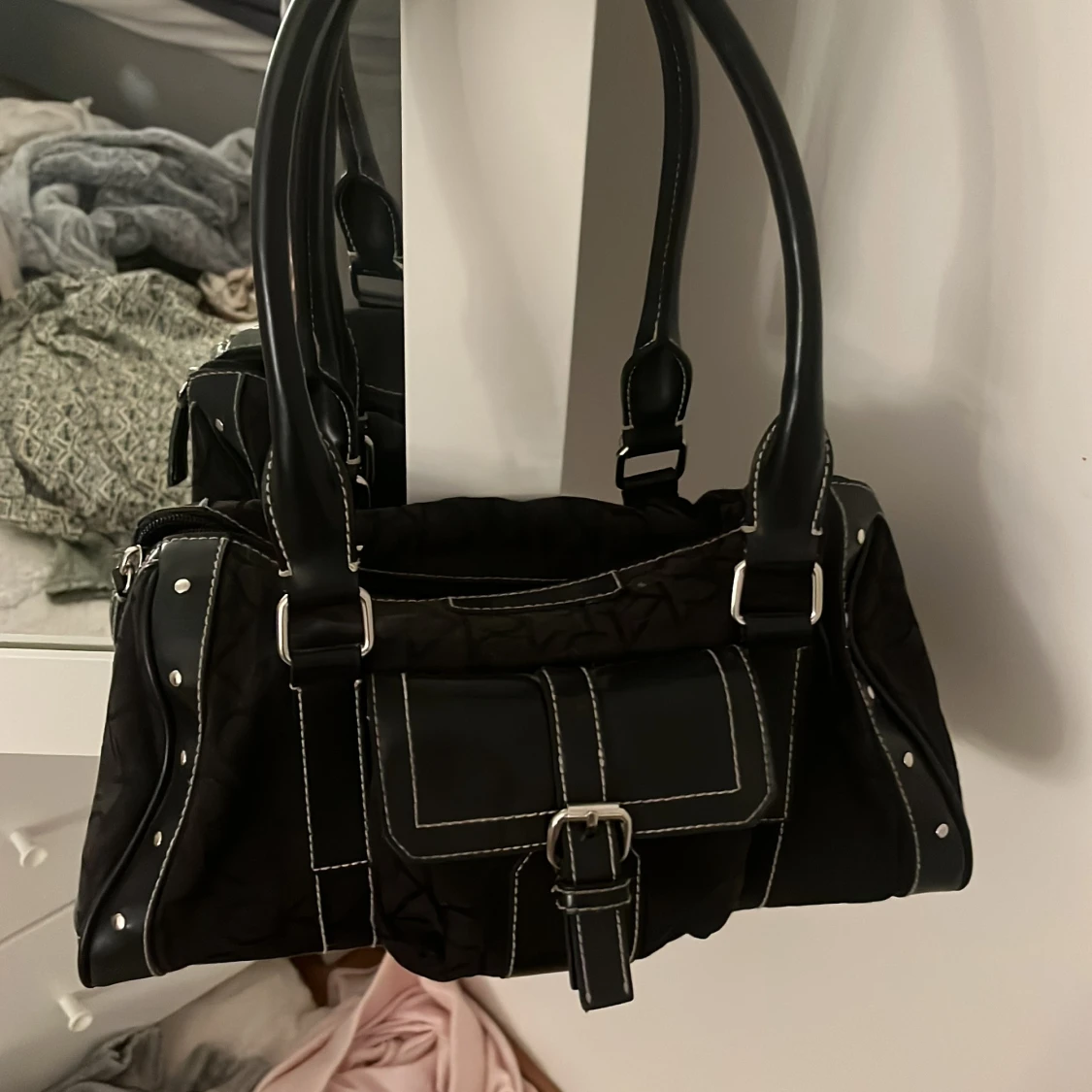 Svart axelväska med spänne - 91