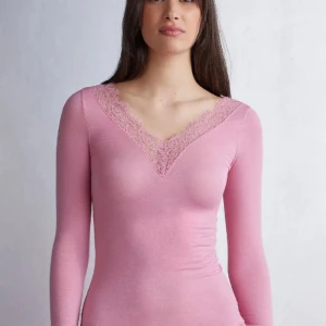 Intimissimi rosa långärmad topp med spets - säljer denna as snygga Intimissimi Kashmir tröjan få jag tröttnat på den. Den har ett lite håll som jag lagat men man märker inte det! Annars i jätte bra skick. Köptes i vintras men inte fått någon användning! Kom privat för bilder eller frågor❤️
