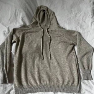  Kashmir hoodie - Fet kashmir hoodie, säljer då den var lite för liten för mig. Tröjan är i extremt bra skick och passar dig som är ungefär 160-175cm