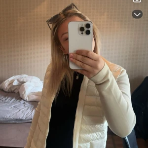  Moncler cardigan  - Säljer en stilren vit cardigan från Moncler. . Den är använd men i bra skick lite smutsig vid ärmarna men går bort vid tvätt. Priset är inte hugget i sten . Så man är välkommen med bud.