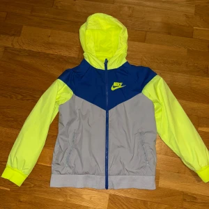Vindjacka från Nike - Nike vindjacka i bra skick förutom att där man hänger upp jackan är sönder men annars banger M i barn storlek känns som s säljs för 400