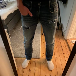 Replay anbass  - Snygga blå jeans från Replay, modell Anbass med slim fit. De har en cool slitning på låret och klassisk femficksdesign. Perfekta för vardag och fest. 🎉 W29 L32