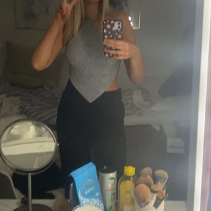 Nyårstopp🎀 - Jättefin glittrig topp från Zara med öppen rygg, perfekt till nyår. Använd en gång