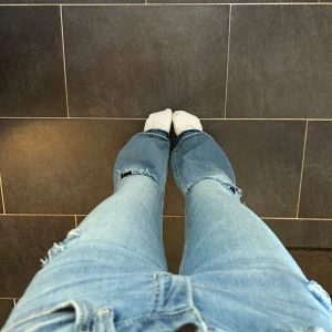 Hålig jeans  - Trendiga jeans med hål från hollister, Midjemåttet är 37+ stretch Innerbenslängden 81!!💕