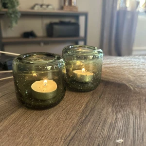 Eleganta ljusbehållare - Vi säljer nu två eleganta ljusgröna ljuslyktor med bubbligt inslag! Använda varsamt så inga defekter! Mysigt för dig som gillar att spendera kvällar åt familjemys, plugg eller kanske egentid med lugn musik😇✨🌸🤗2för50 eller 30kr/st🌸