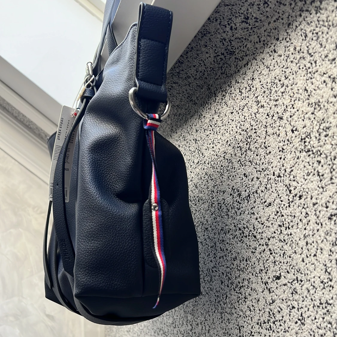 Marinblå axelväska med rutig insida - 92