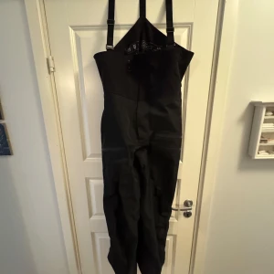 Svarta skidbyxor från helley Hansen  - Säljer nu mina Helly Hansen Odin skidbyxor storlek L. Bra skick      Nypris 5000