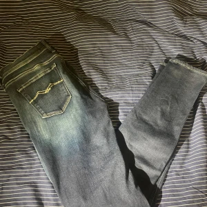 Snygga replay jeans i modell ”JOI” - Snygga mörkblå jeans från Replay med en klassisk femficksdesign. Jeansen har en lätt tvättad look och är perfekta för en avslappnad stil. De är tillverkade i ett slitstarkt material som ger en bekväm passform.
