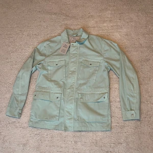 Woolrich overshirt - Säljer en snygg mint/grön overshirt från woolrich. Jackan är helt ny och har aldrig använts då storleken är för stor för mig. Ny pris är 2449kr, mitt pris 1250kr. Äkta, kvitto finns om önskas❗️