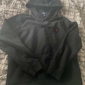 Polo Ralph Lauren - Svart Polo hoodie storlek XL. Men den är köpt från kidsbrandstore så den är mycket mindre i storleken, känns som en S-M. 