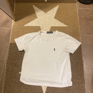 Polo Ralph Lauren T-shirt S - Small, använd sparsamt, äkta såklart.  För liten så säljer billigt.