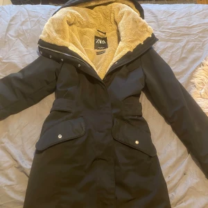 Zara vinterjacka - En härlig vinterjacka ifrån zara. Använd ett fåtal gånger. Varm med päls innuti.