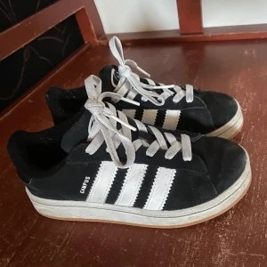 Svarta Adidas Campus sneakers - Snygga svarta Adidas Campus sneakers med vita ränder och snörning. kommer att tvättas av innan jag postar 