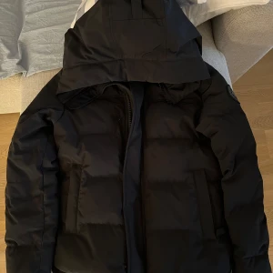 Canada Goose Macmillan - Säljer nu min canada goose macmillan parka. Då detta inte var min typ av jacka. Storlex XS och är en kort modell. Använd en vinter och har blivit blekt vid luvan (kolla bild 5) Hör av er om ni har frågor/funderingar!