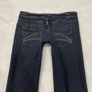 Lågmidjade bootcut jeans🤩 - Midja 40 cm rakt över plus stretch, gren 19,5 cm och innerben 77 cm💕jag är 169 och xs-s o de e pytte korta och håller in i midjan. Märkta strl 36 men skulle säga mer 36-38