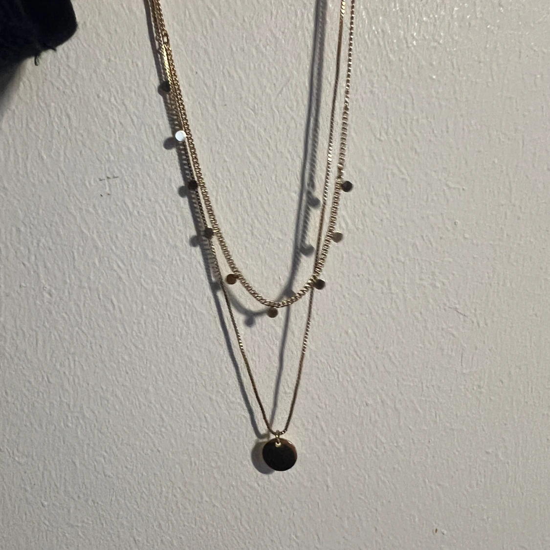 Guldigt halsband med hängsmycke