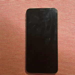 iPhone 11 PRO MAX 256gb - Säljer min gamla iPhone, följande är bra att veta:        1. Framsida skärm sprucken (se bild 4).2. Högtalaren har nog spruckit så man hör inte så bra. Det går att reparera men då försvinner Face ID.                                                                                        3. Som sagt har den 256gb. Dessa kostnader som man kanske kommer att behöva lägga på den bilr BILLIGARE än att köpa en ny. Ingår tre mobilskal också, bilder på de kan fås. Frakt ingår ej. 