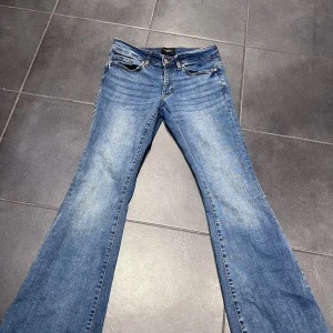 Blåa lågmidjade jeans - Snygga blåa lågmidjade jeans från Vero Moda. Är i väldigt bra skick💕💕