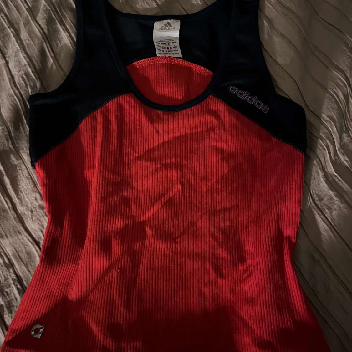 Röd och svart linnetopp från Adidas