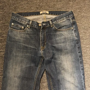 Blå jeans från Acne - Säljer ett par klassiska blå jeans från Acne. Dem har en snygg tvätt och är omsydda till slim modell. 