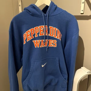 Vintage Nike Hoodie - Säljer denna Vintage Nike Hoodie då den inte längre kommer till användning. Passar som S/M, är 177cm och väger 66kg. 