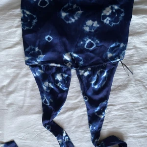 Blå batikmönstrad topp från Zara - Snygg blå batikmönstrad topp från Zara med knytband. Perfekt för sommarens. Den har en unik design med ett coolt mönster som verkligen sticker ut.