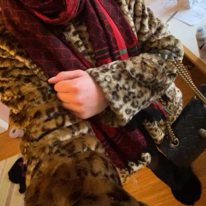 Leopardmönstrad pälsjacka från Soaked in Luxury - Säljer en trendig leopardmönstrad pälsjacka från Soaked in Luxury. Jackan har en mjuk och lyxig känsla med långa ärmar och en klassisk passform 🐆✨den går att knäppa hela vägen med knappar ( se bild 3) inga defekter