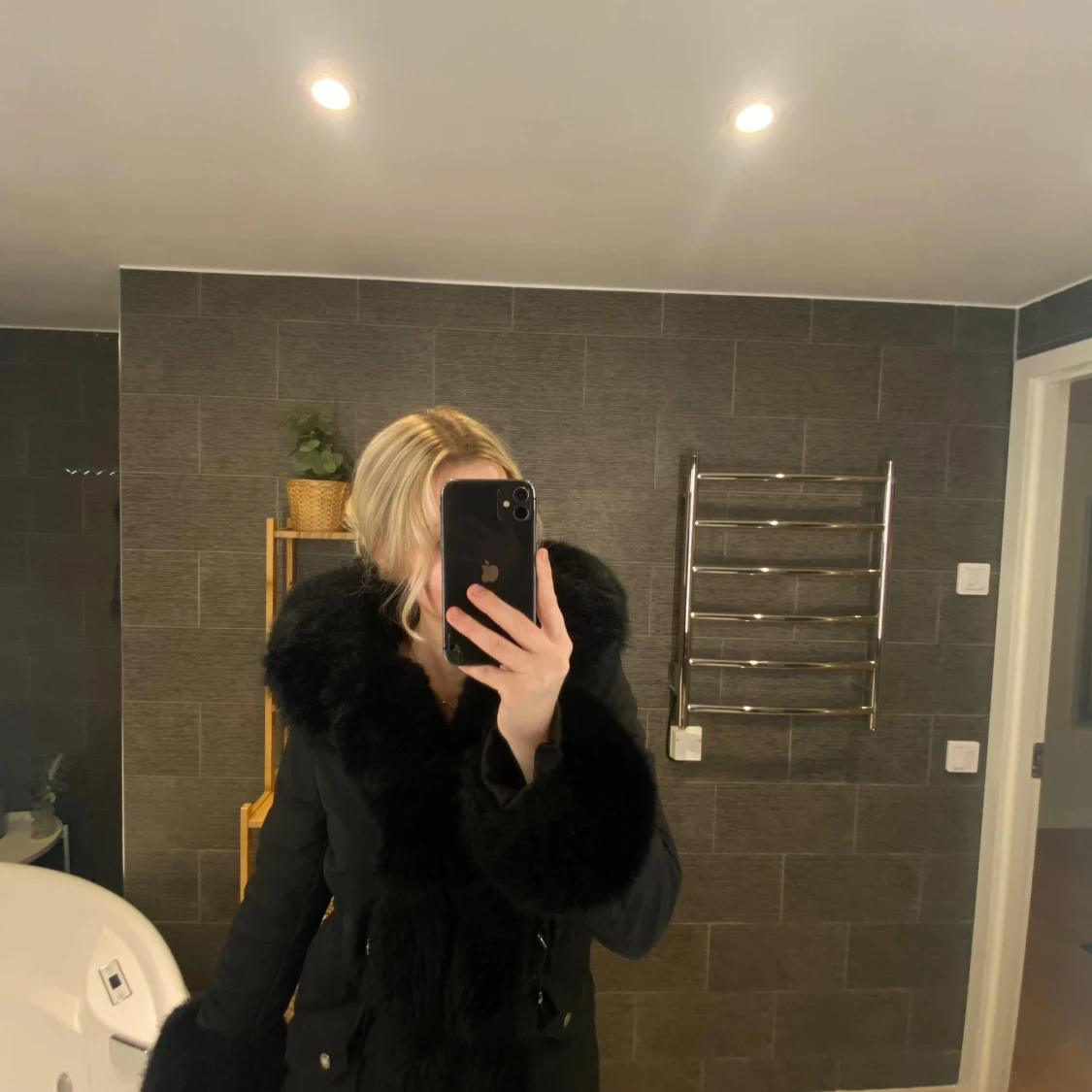 Svart parkajacka med pälsdetaljer från Hollies - 92