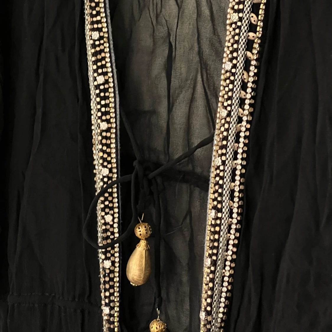 Svart kimono med pärldetaljer - 90