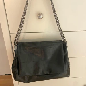 Svart axelväska - Supersnygg och stilrin svart väska från Zara som passar perfekt till skolan eller om du är en sån som har mycket grejer med dig, väldigt praktisk och passar till mycket🥰