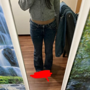 Mörkblåa low waist flare jeans - använt fåtal gånger, säljer därför att jag tycker inte om färgen. storlek 34, inga dåligheter, ser ut som helt ny, fråga gärna om vad som helst!