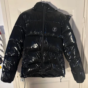 Trapstar (Puffer) - Helt Ny svart pufferjacka från Trapstar med taggar. Perfekt för kyliga dagar.Hör av dig vid fler funderingar/bilder, pris gåt att diskutera vid snabb affär🤝🏼✅