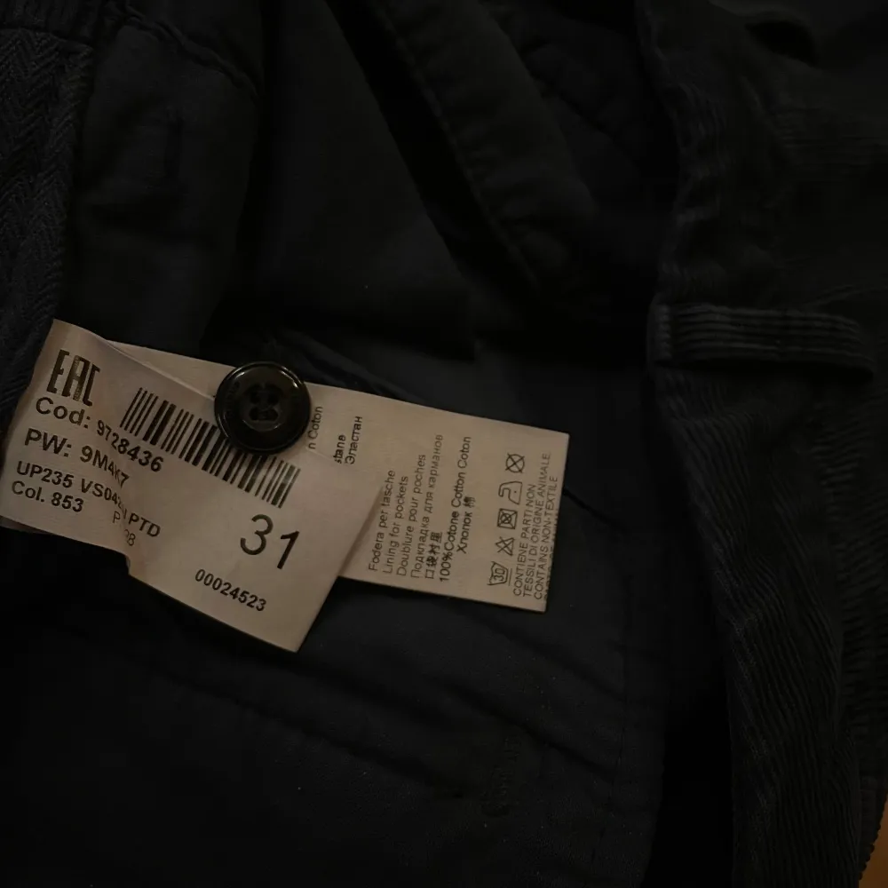 Material: 100% bomullsmanchester – mjukt, slitstarkt och stilrent • Storlek: 31 – modern och bekväm passform • Skick: Väldigt fint skick, knappt använda • Färg: Mörkblå – elegant och mångsidig • Design: Klassiskt italienskt hantverk Extra: Originalknapp medföljer som reserv -Exklusiva mörkblå manchesterbyxor från Dondup, tillverkade i Italien. Dessa byxor kombinerar sofistikerad stil med hög komfort och passar perfekt för både vardag och mer uppklädda tillfällen. . Farkut & Housut.